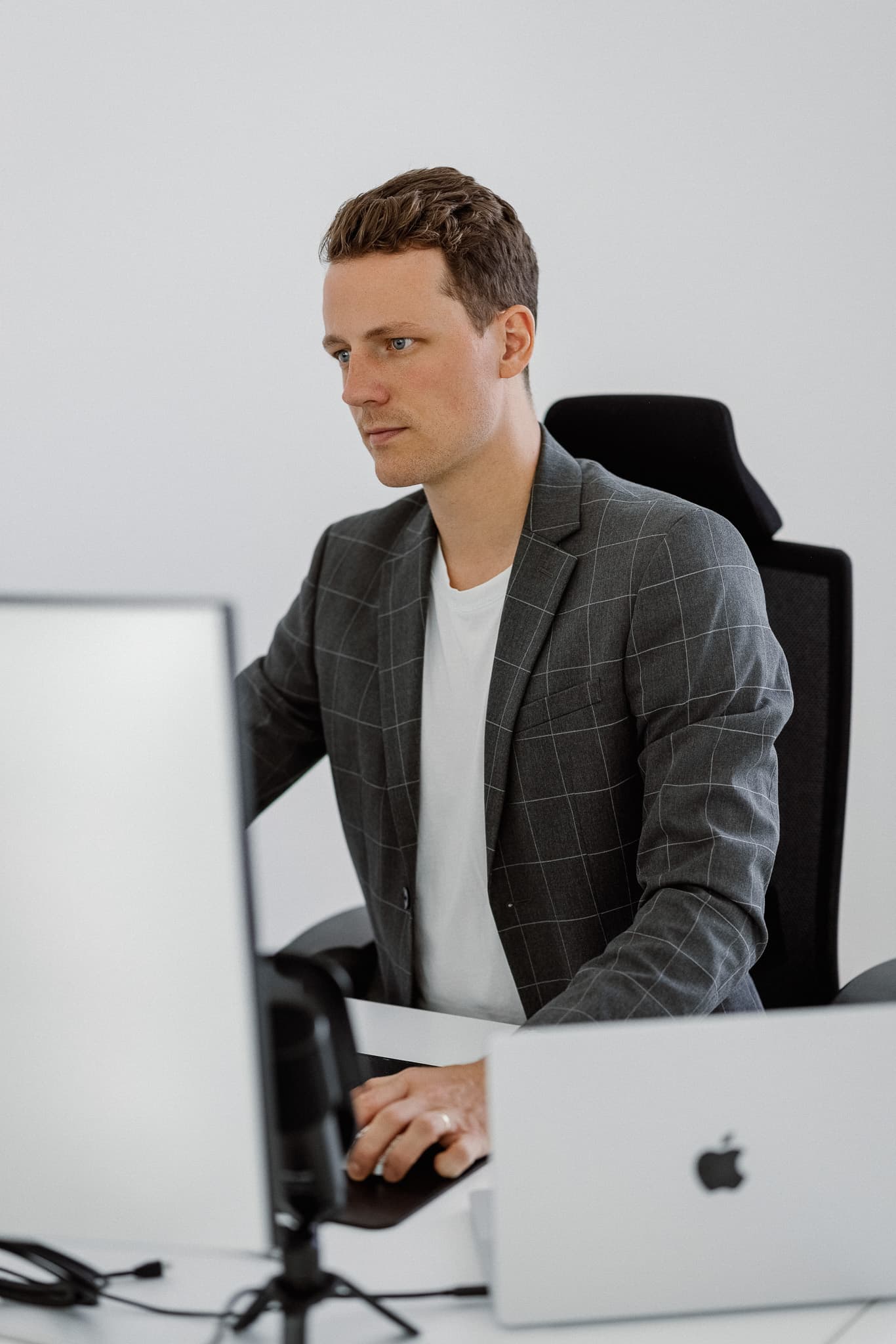 Christoph Sauerborn konzentriert am Schreibtisch
