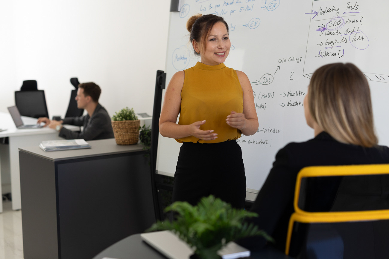 Das Brixon-Team plant eine Kampagne am Whiteboard