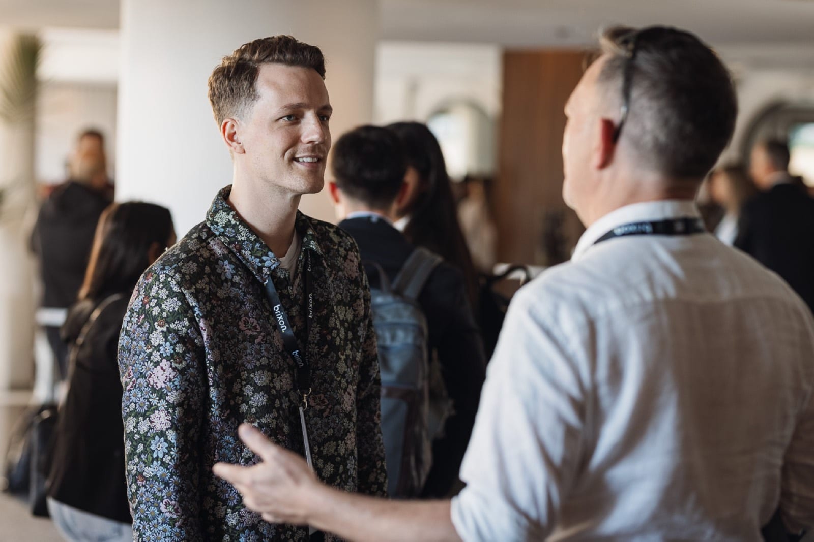 Christoph Sauerborn im Gespräch mit einem Gast beim Brixon AI Event