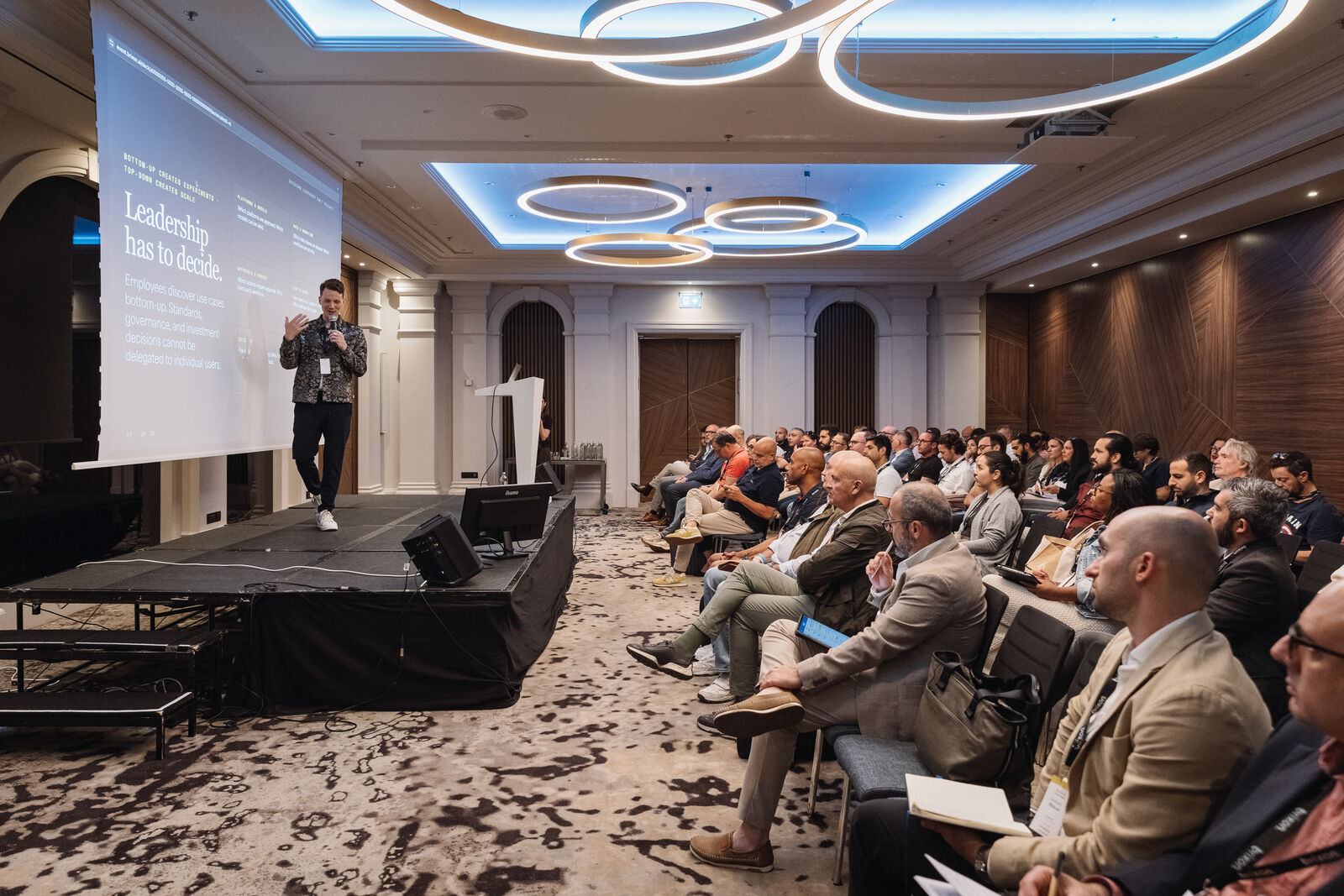 Vollbesetzter Konferenzsaal während der Keynote