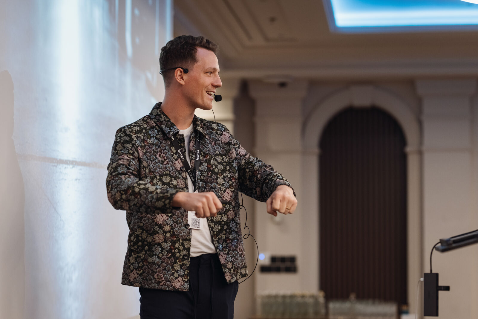 Christoph Sauerborn auf der Bühne der Brixon AI Conference