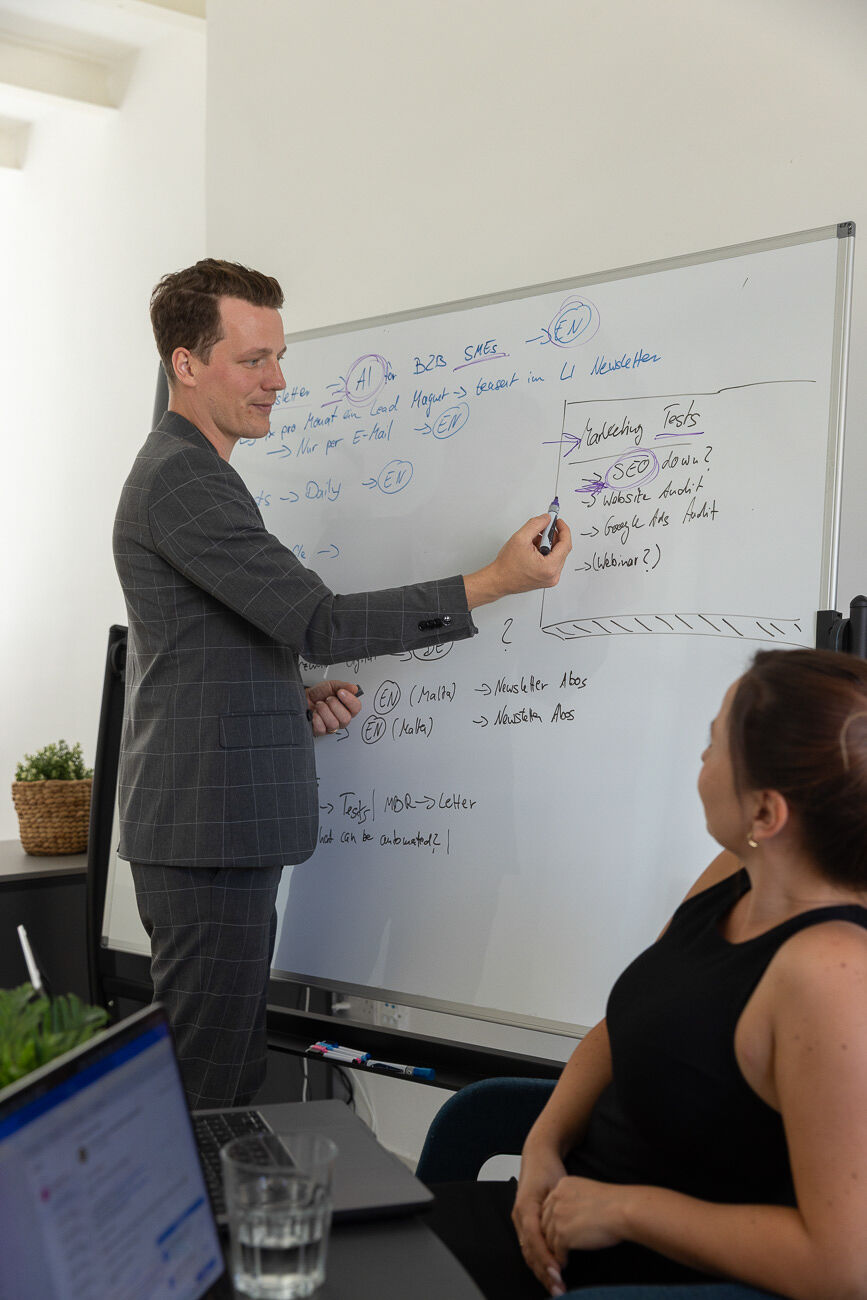 Christoph Sauerborn präsentiert eine Strategie am Whiteboard
