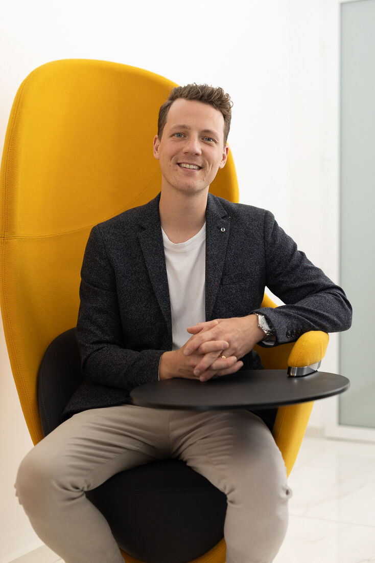 Christoph im gelben Designsessel