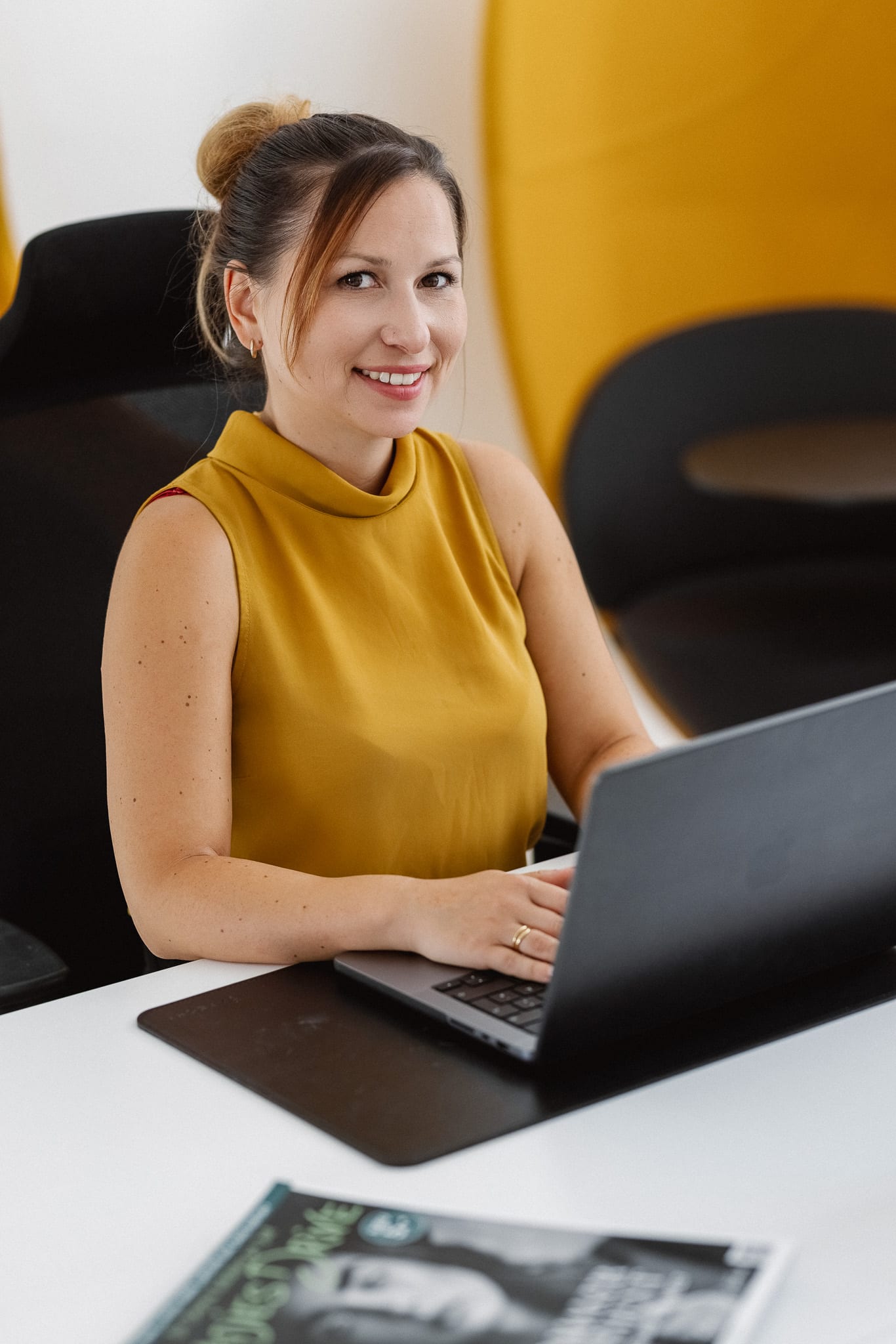Brixon-Teammitglied bei der Arbeit am Laptop