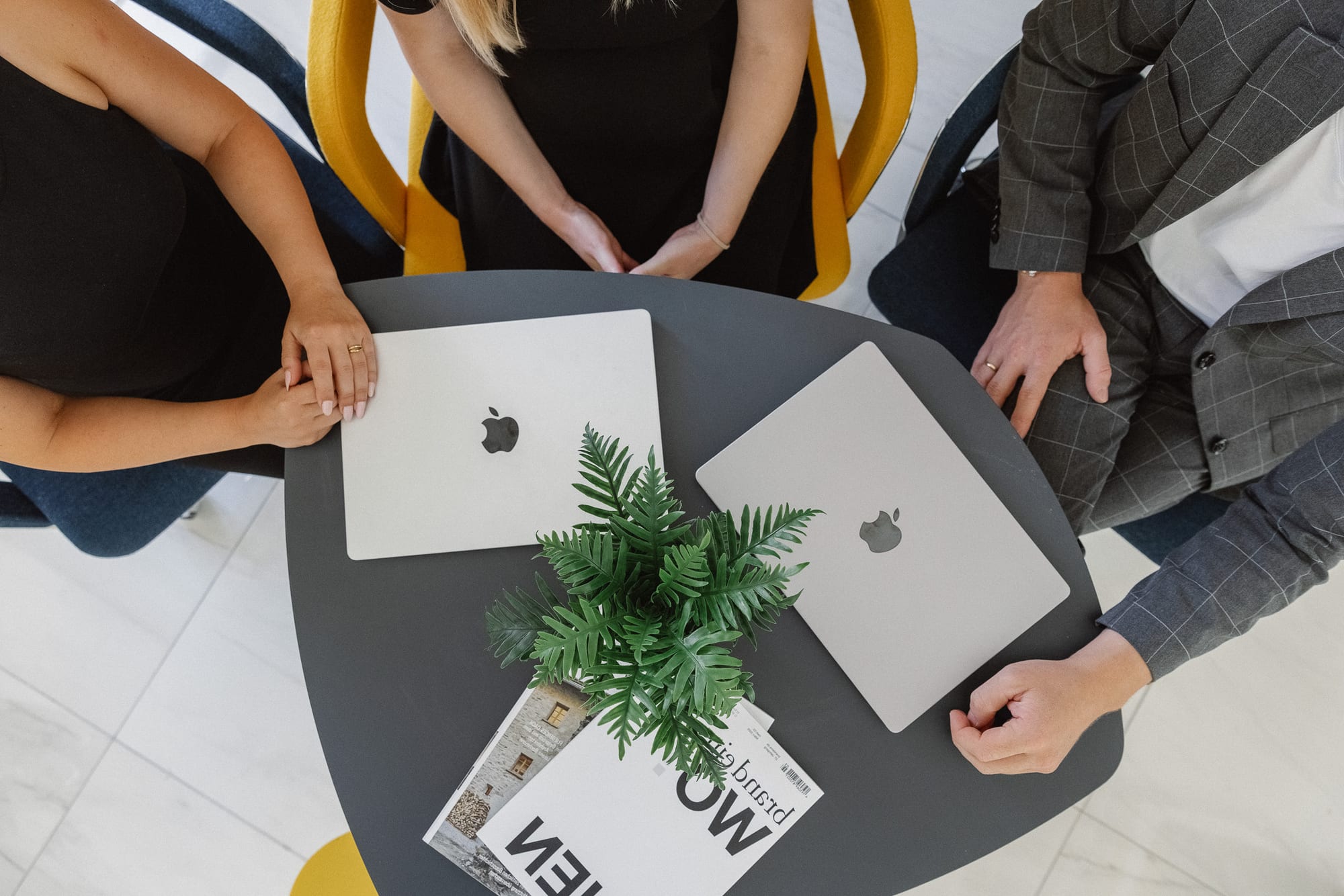 Brixon-Team bei der gemeinsamen Arbeit am Tisch